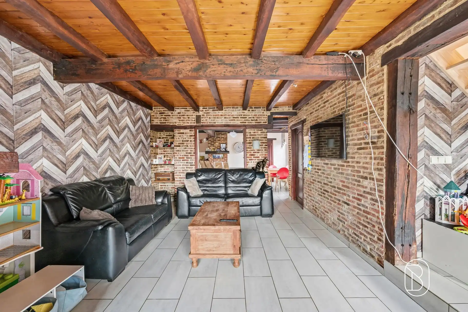Ruime woning met 5 slpk, garage en bijgebouw op 2.279 m² foto 9