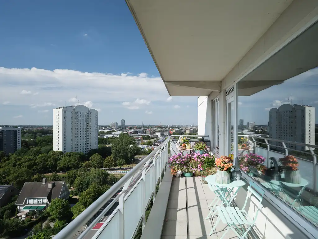 Ruim hoekappartement (ca. 155 m2) met o. m. drie slaapkamers en een fantastisch verzicht foto 2