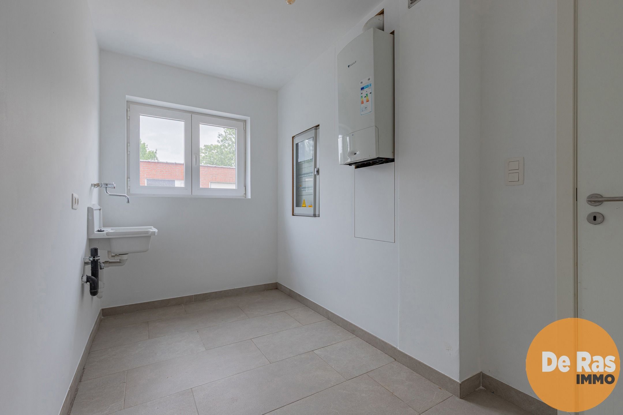 ERPE-MERE - Praktische halfopen woning met garage/loods. foto 9