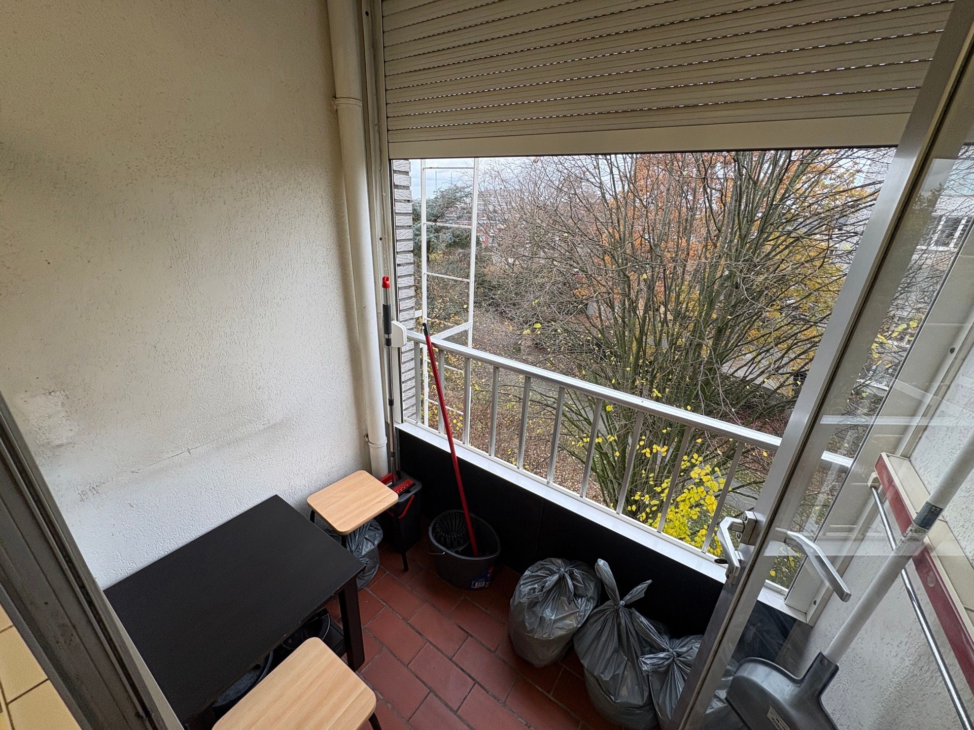 Appartement met 2 slaapkamers, terras en garagebox te huur! foto 3