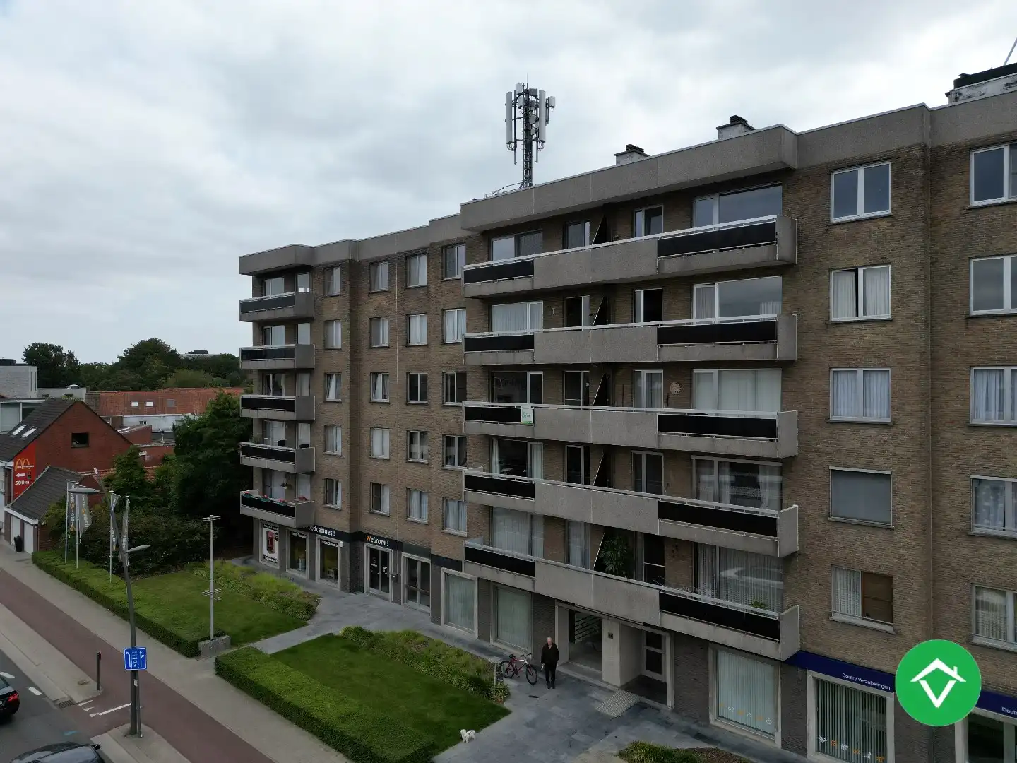 Appartement met twee slaapkamers, terras en autostaanplaats te Roeselare foto 20