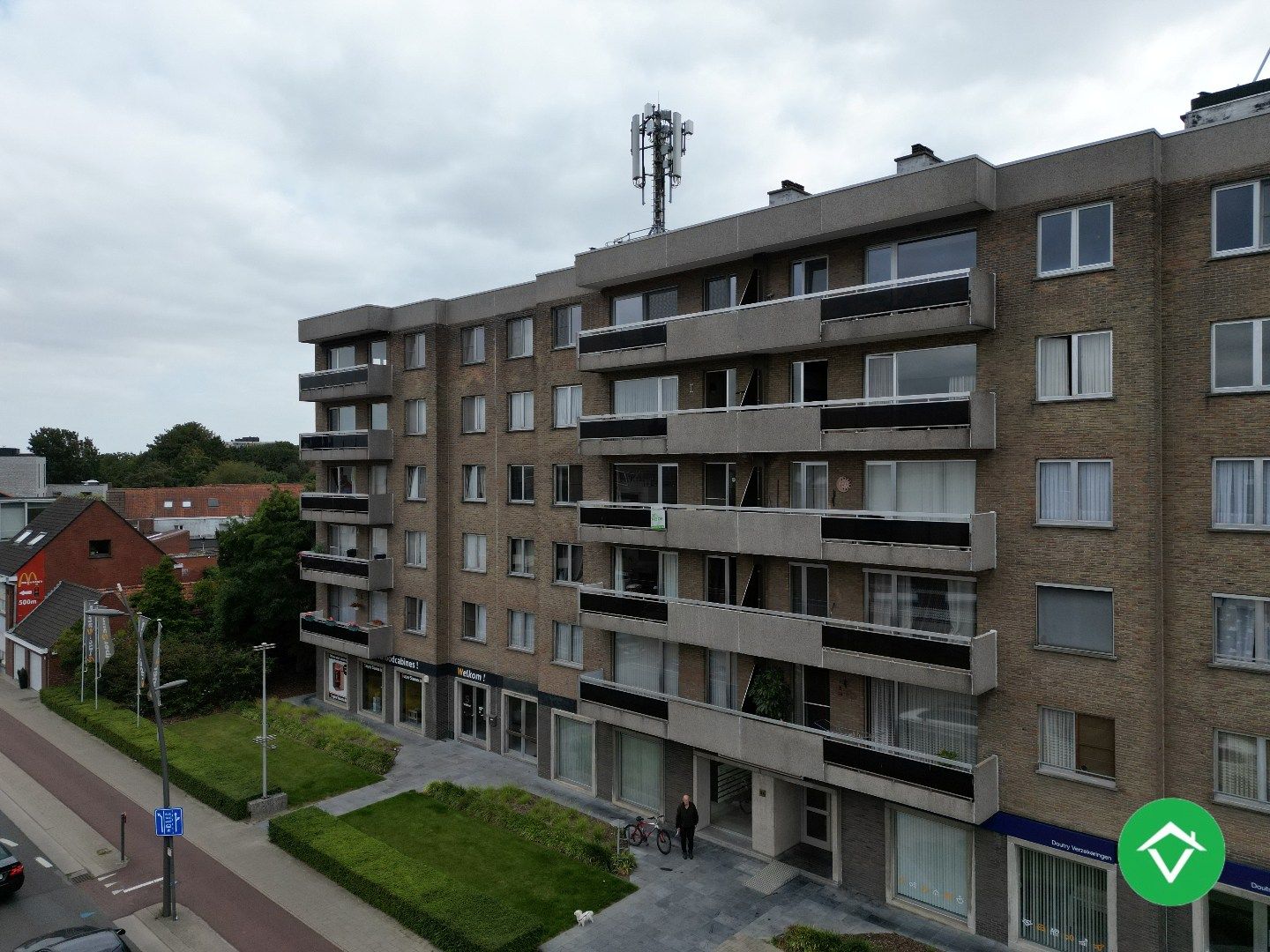 Appartement met twee slaapkamers, terras en autostaanplaats te Roeselare foto 20