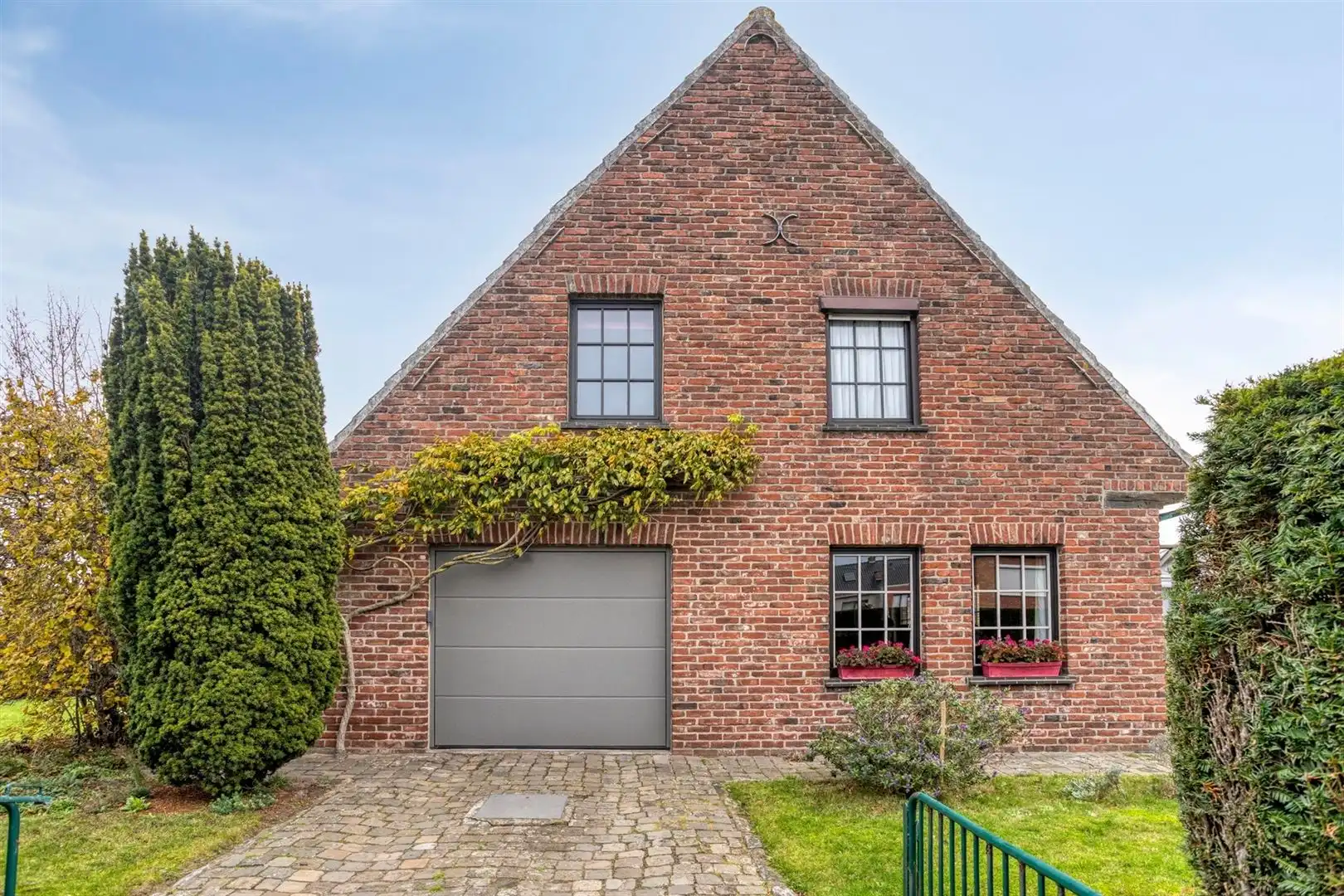 Rustig gelegen open bebouwing met 3 slaapkamers en garage op een perceel van 556 m². foto {{pictureIndex}}