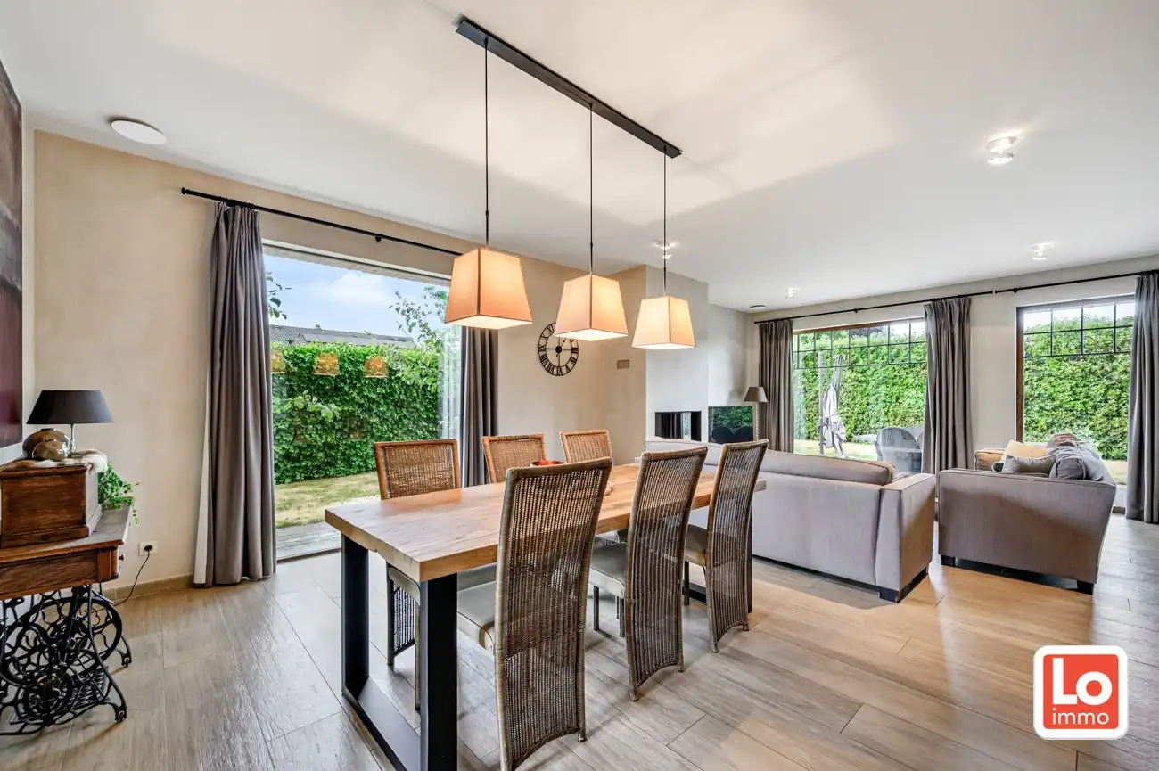 VERKOCHT! Ruime, charmante en degelijke alleenstaande villa met inpandige garage op een rustige en makkelijk bereikbare locatie tussen Lochristi en Gent. foto 7