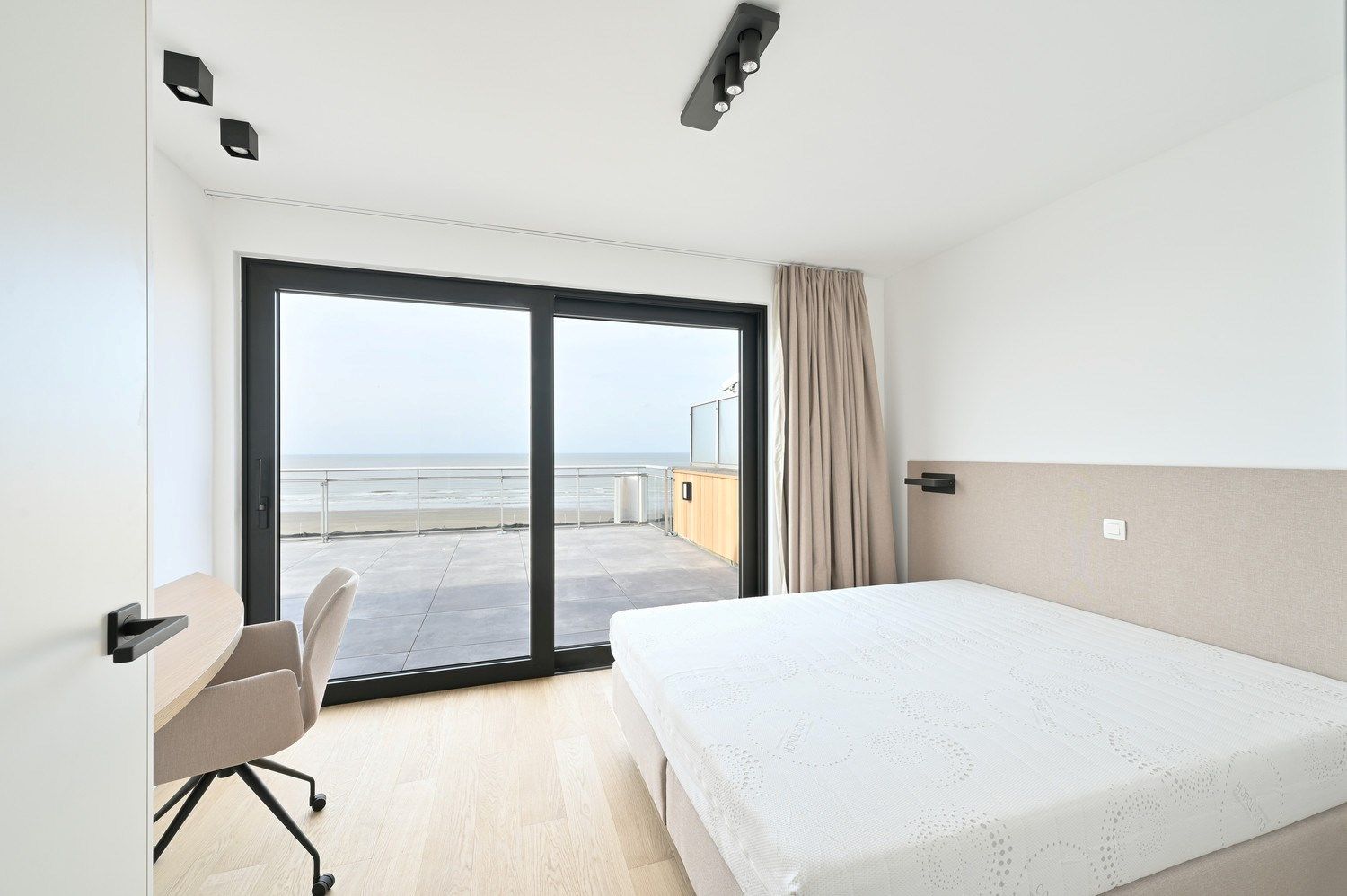 Uitzonderlijk gerenoveerd penthouse met frontaal zeezicht (gevelbreedte 11m) met  riante terrassen (circa. 77m²) gelegen op enkele passen van het Heldenplein.  foto 22