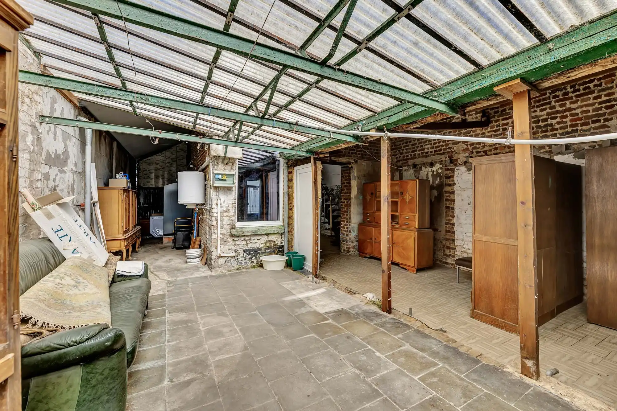 Te renoveren woning met veel potentieel en prachtige tuin foto 6