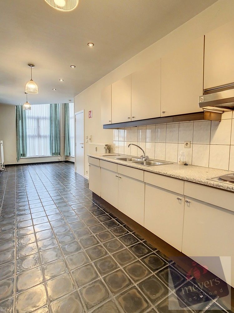 Unieke kans in het hart van Sint-Truiden – woning met dubbele ingang en tal van mogelijkheden! foto 5