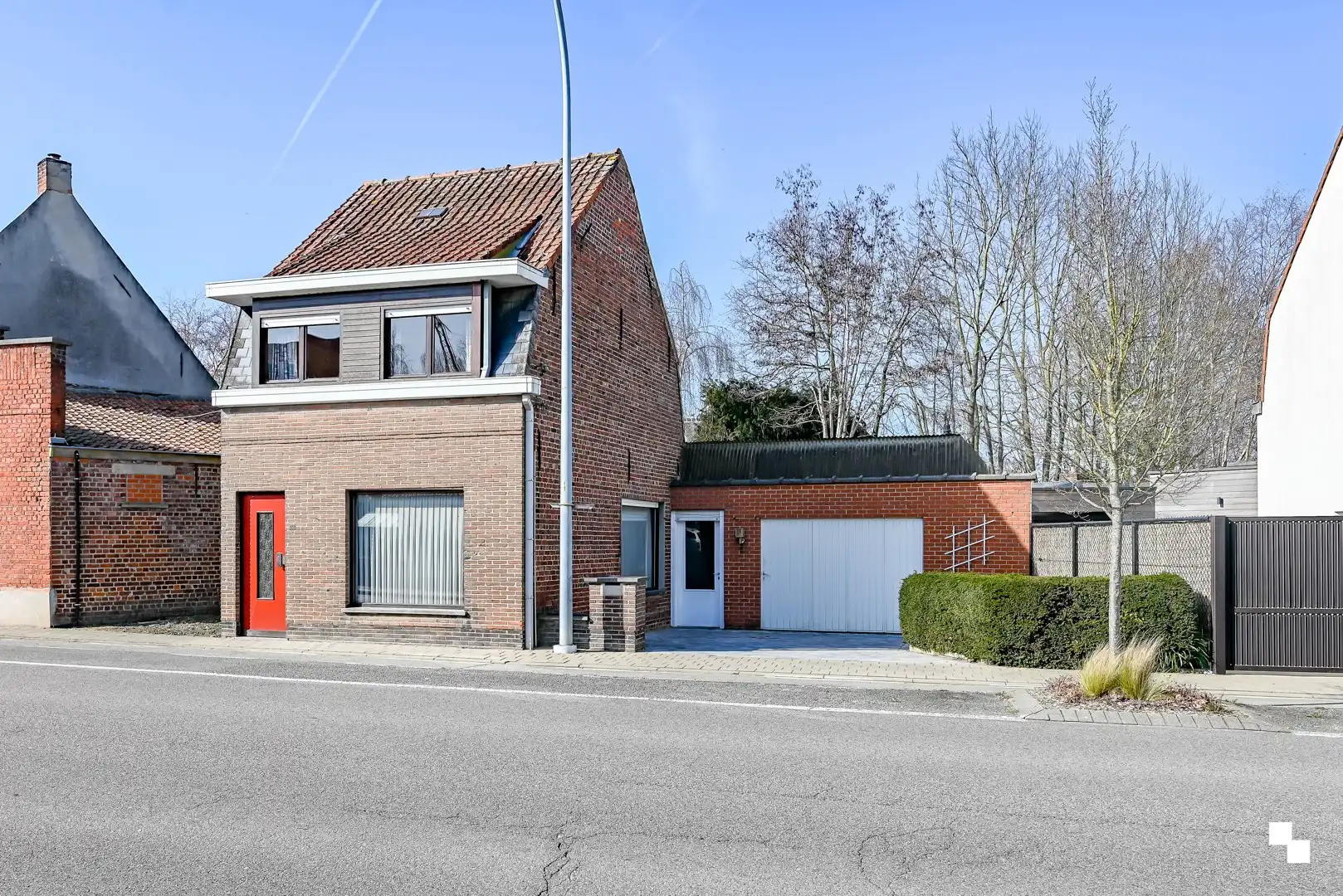 Totaal te renoveren woning met riante garage te Bosmolens foto 22
