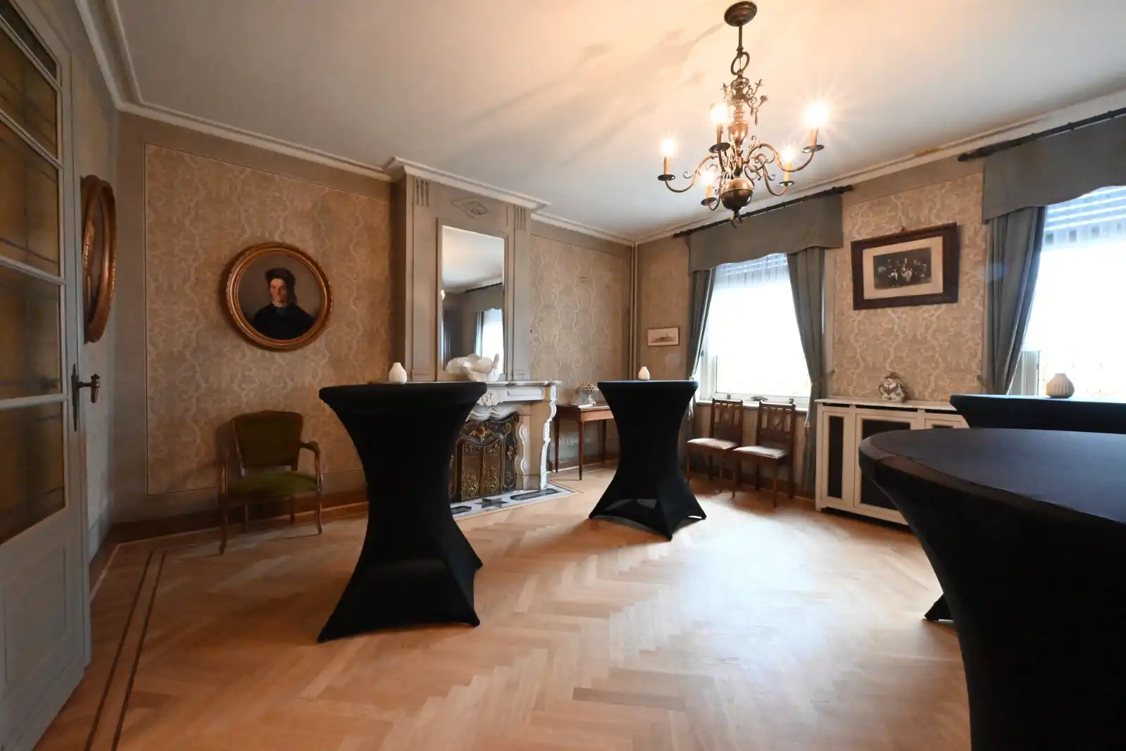 Herenhuis op de markt van Ardooie foto 4