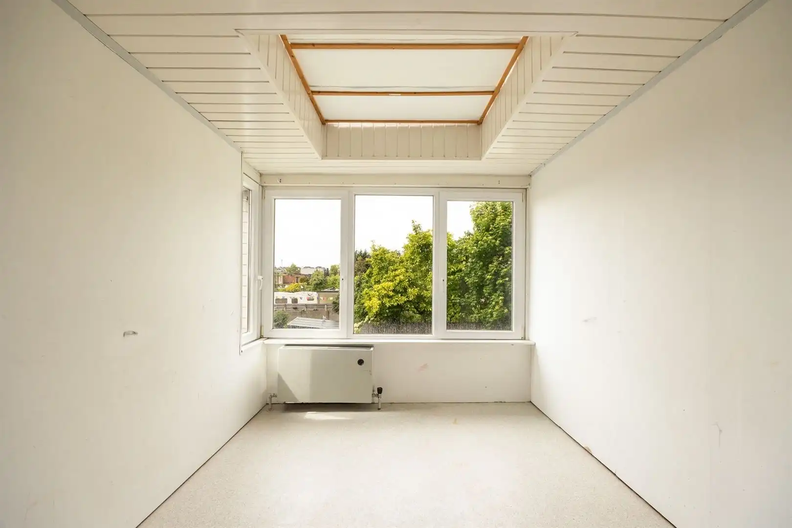 Ruime gezinswoning met zonnige tuin en renovatiepotentieel foto 9