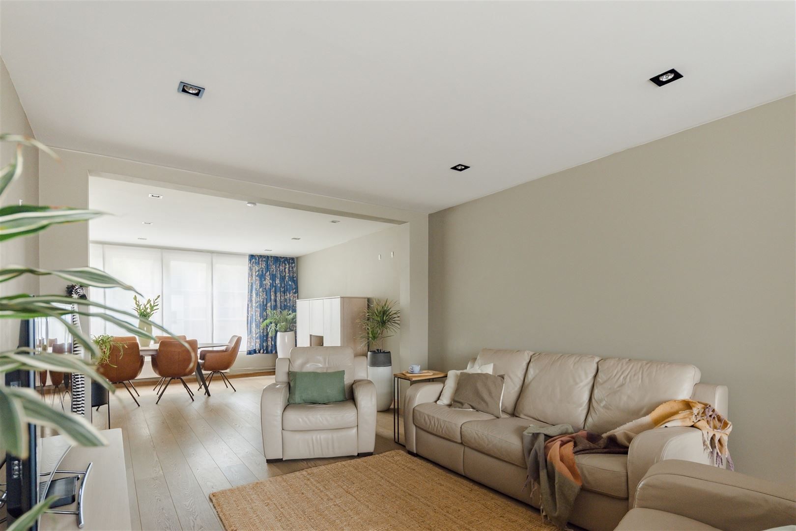 Woning met GIGANTISCHE garage/atelier/opslag en tuin foto 9