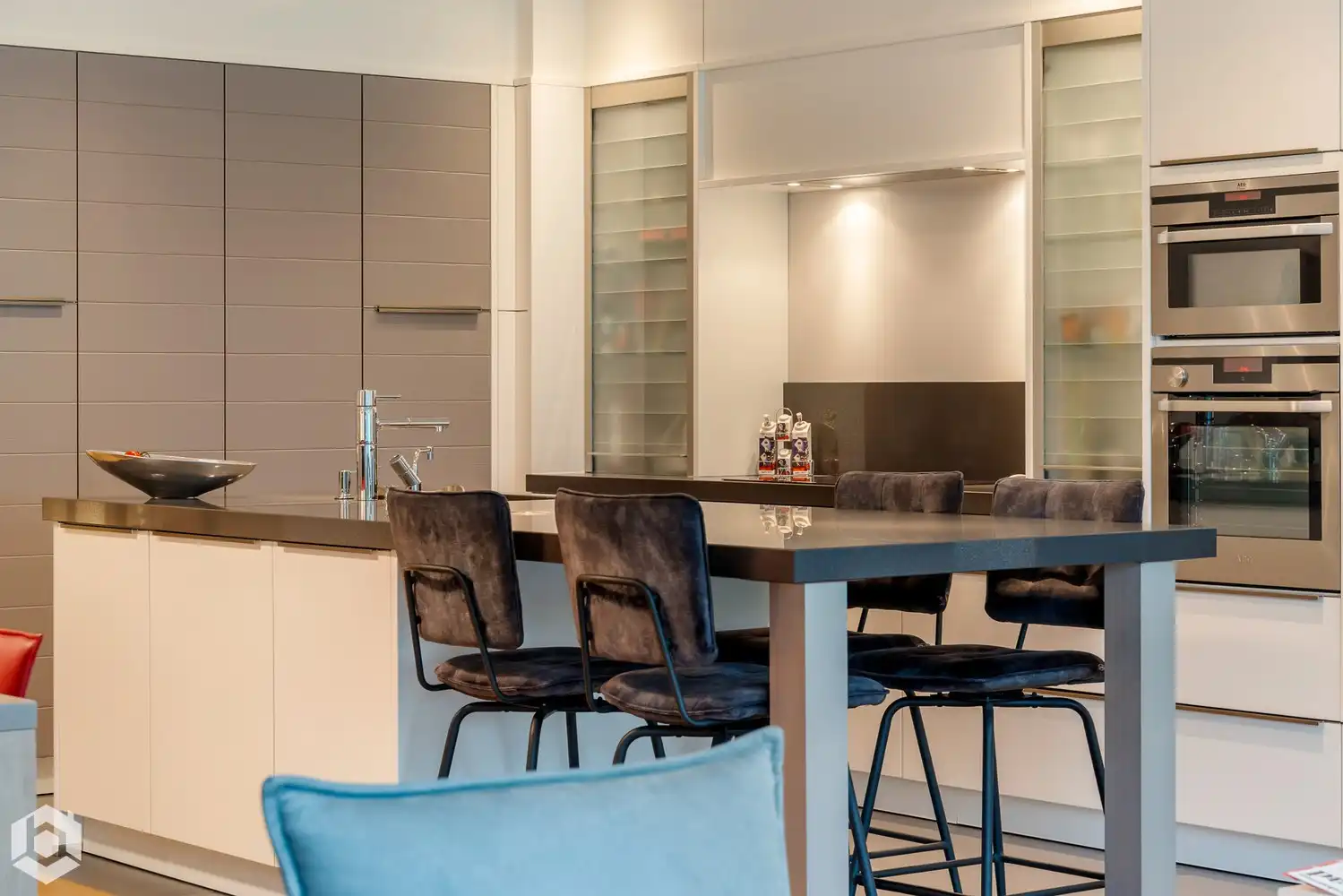 Exclusief gelijkvloers appartement met 2slpkrs, prachtige tuin en zwembad foto 39