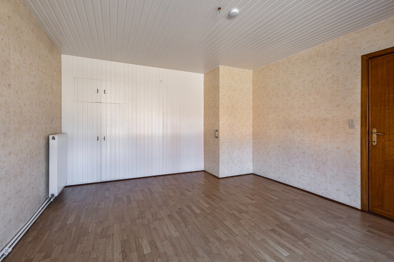 Te renoveren woning met garage en ruime tuin nabij het centrum van Dessel ! foto 4