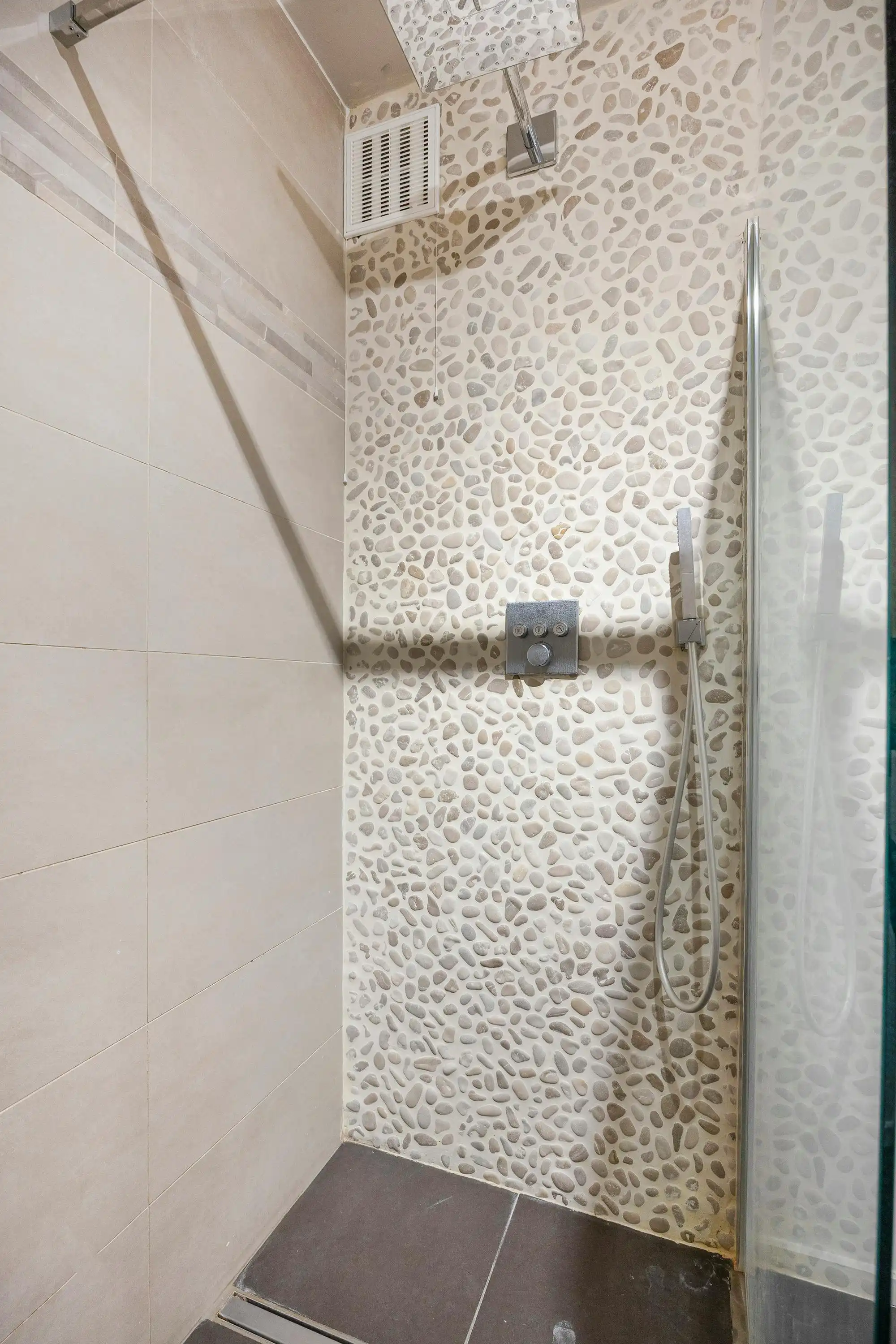 Gerenoveerd appartement te koop in Burcht foto 12