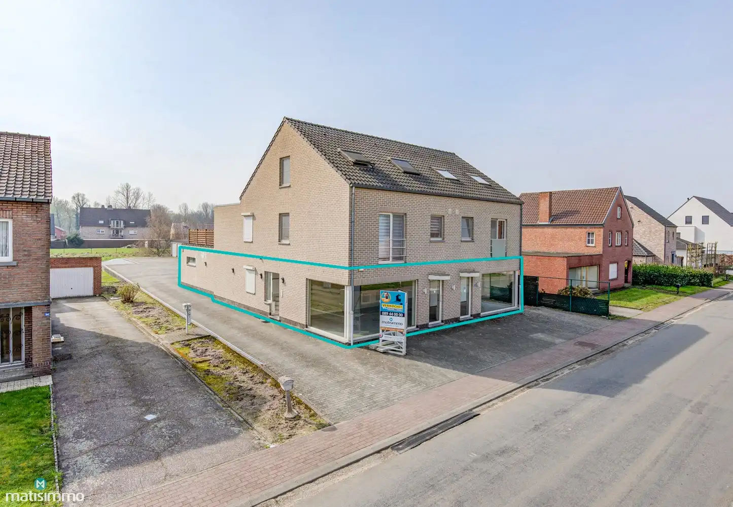 RUIM HANDELSPAND (SHOWROOM/BUREAU EN ZEER GROOT MAGAZIJN) MET VEEL MOGELIJKHEDEN TE BILZEN foto {{pictureIndex}}