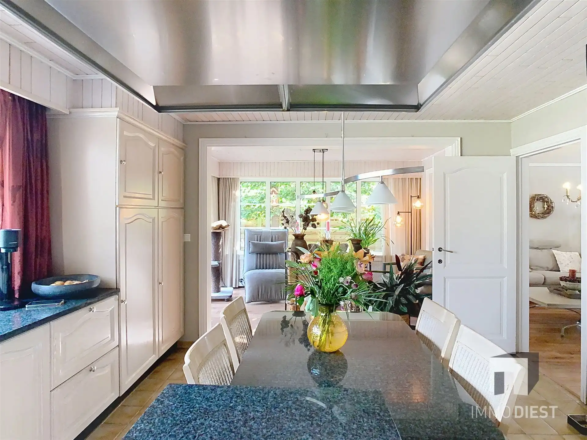 Energiezuinige en prima onderhouden gezinswoning met 4/5 slaapkamers en zwembad op 10 are. foto 16