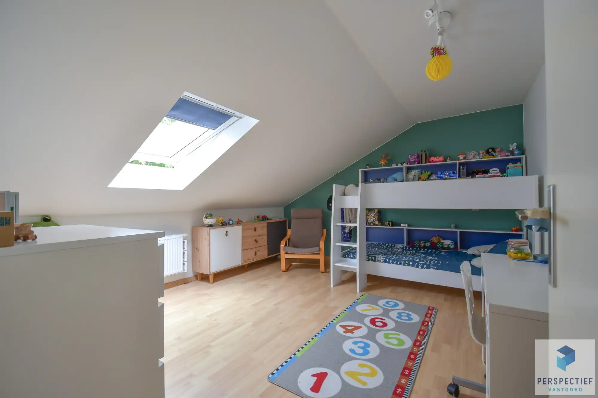 Ruime en energiezuinig gerenoveerde halfopen bebouwing met 5 slaapkamers, garage en zonnige tuin foto 20