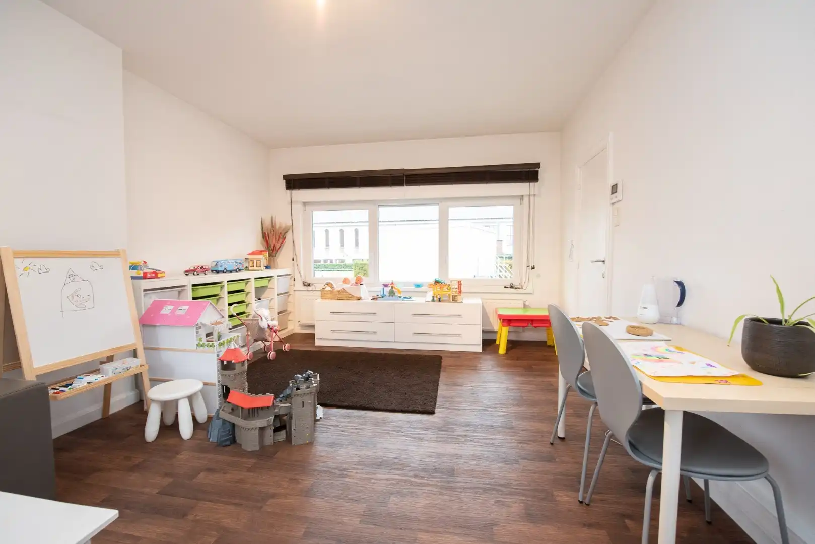 Ruime  en goed onderhouden woning met 3 slaapkamers op centrale ligging te Deerlijk. foto 11