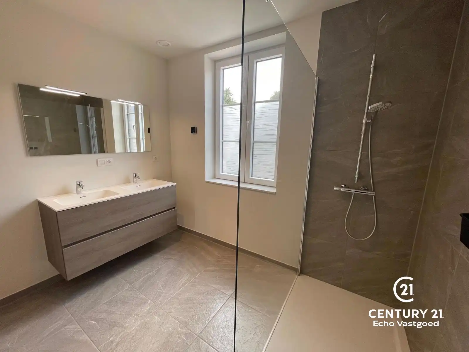 Instapklare ruime woning in een rustige nieuwe verkaveling. foto 16