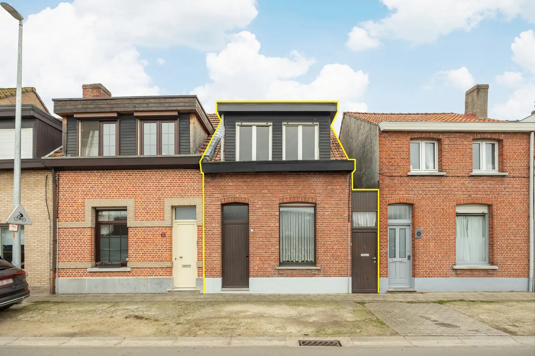 Hoofdfoto van de publicatie: Totaal te renoveren EGW met 2 slpk, diepe tuin en fietsgang