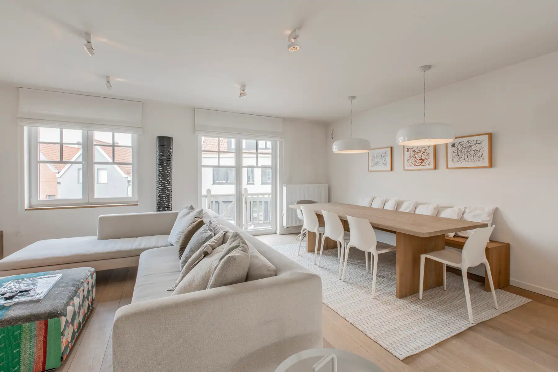 Uitzonderlijk ruim en modern gemeubelde triplex met zonneterras foto 2