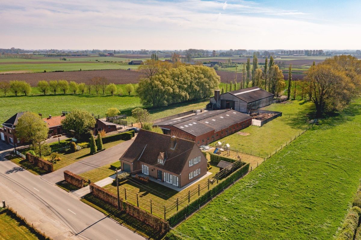 Hoofdfoto van de publicatie: Hoeve met ruime stallen/loods te koop te Kortemark
