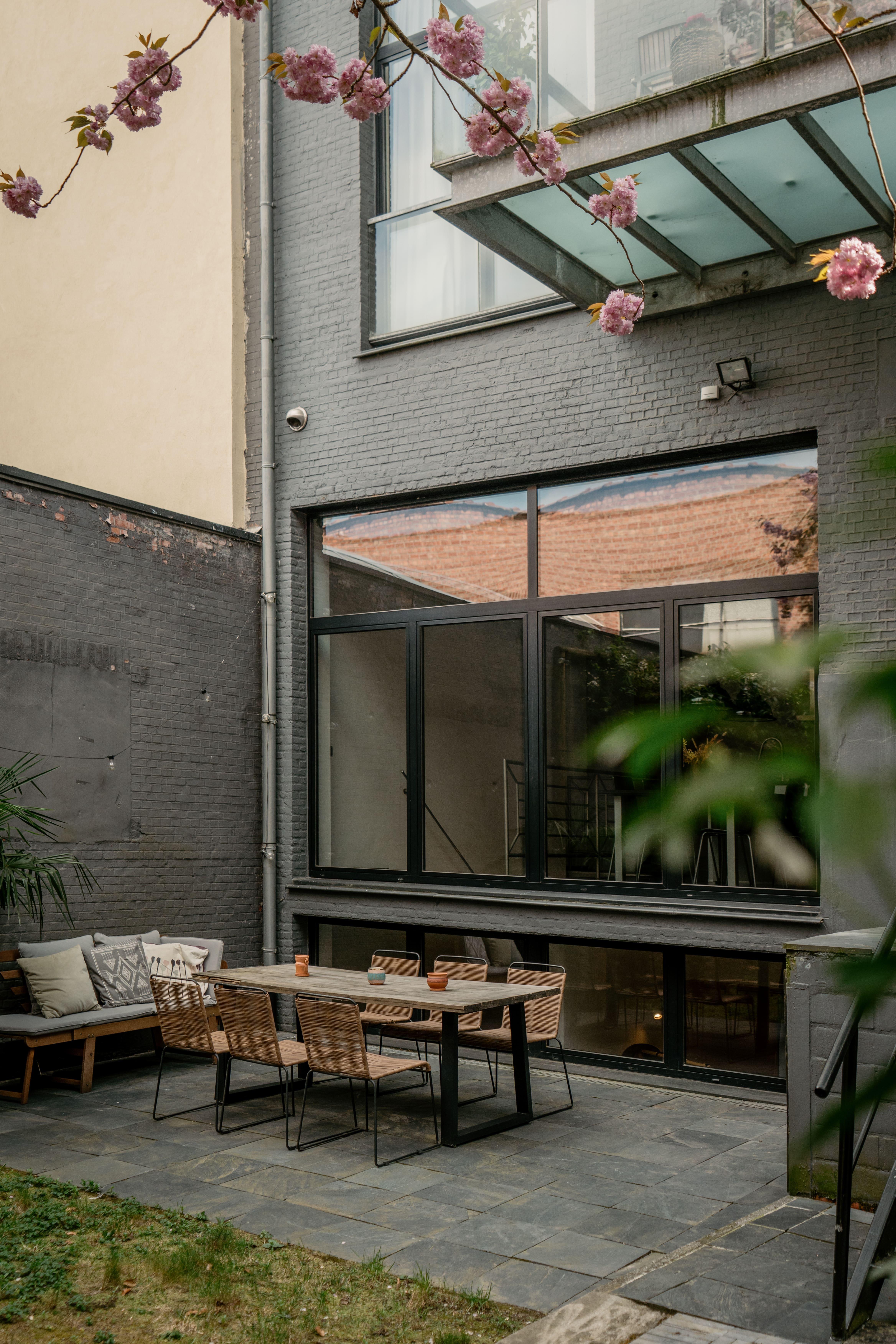 In OPTION by George: een loft met tuin waarin de Japanse kerselaar al even intens floreert als de buurt foto 10