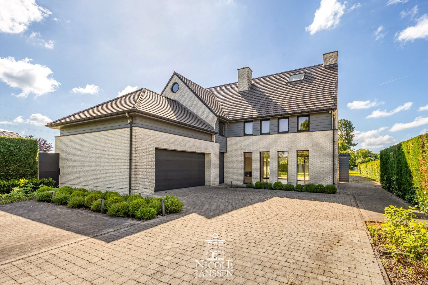 Energiezuinige villa met vijf slaapkamers in een rustige, groene omgeving  foto {{pictureIndex}}