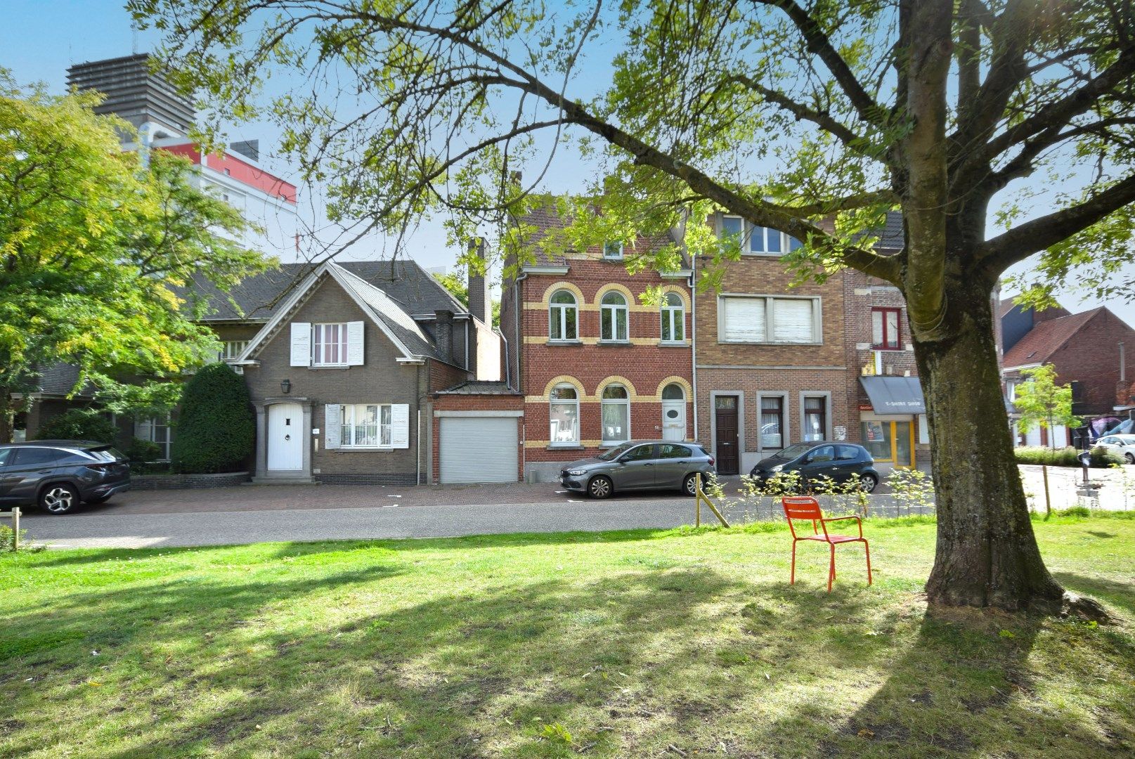 Charmante Herenwoning te Koop in Roeselare – Unieke Locatie nabij Station en aan Groen Pleintje foto 2