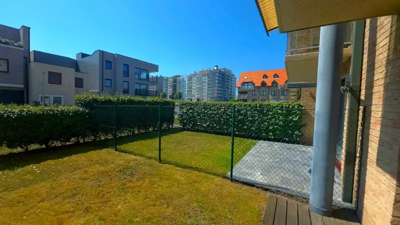 Instapklaar appartement met 2 slaapkamers en twee privé tuintjes: altijd zon en altijd een schaduwplekje! foto 14