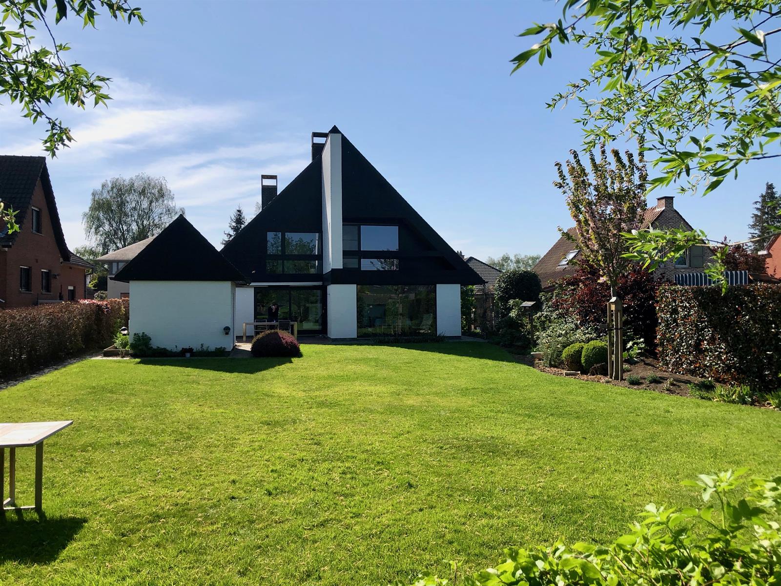 RUIME WONING MET 3 SLAAPKAMERS EN PRACHTIGE TUIN foto 3