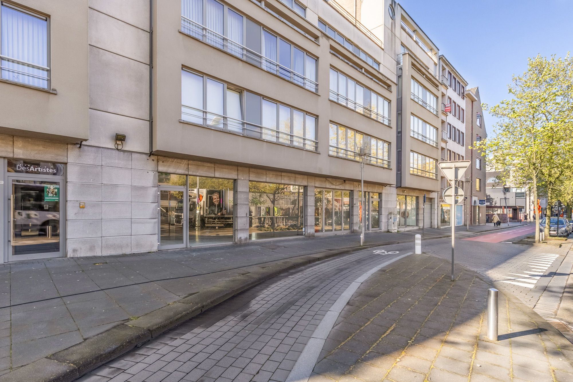 IDEALIS VASTGOED – Extra ruim handelspand (+-500m²!!!) met tal van mogelijkheden op een extra centrale, commerciële zichtlocatie te midden van het centrum in Genk foto 7