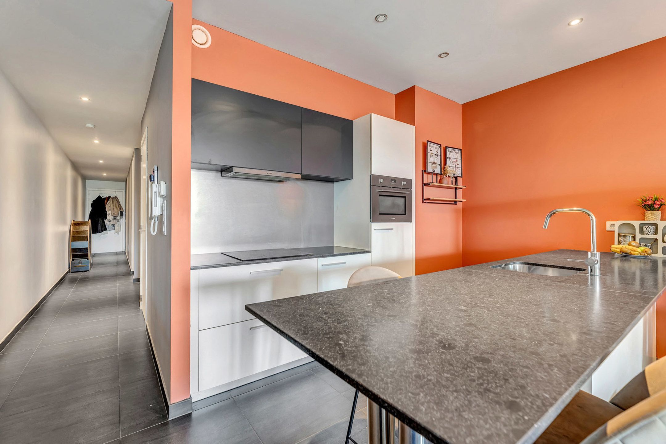 Instapklaar appartement met ruim terras en autostaanplaats foto 2