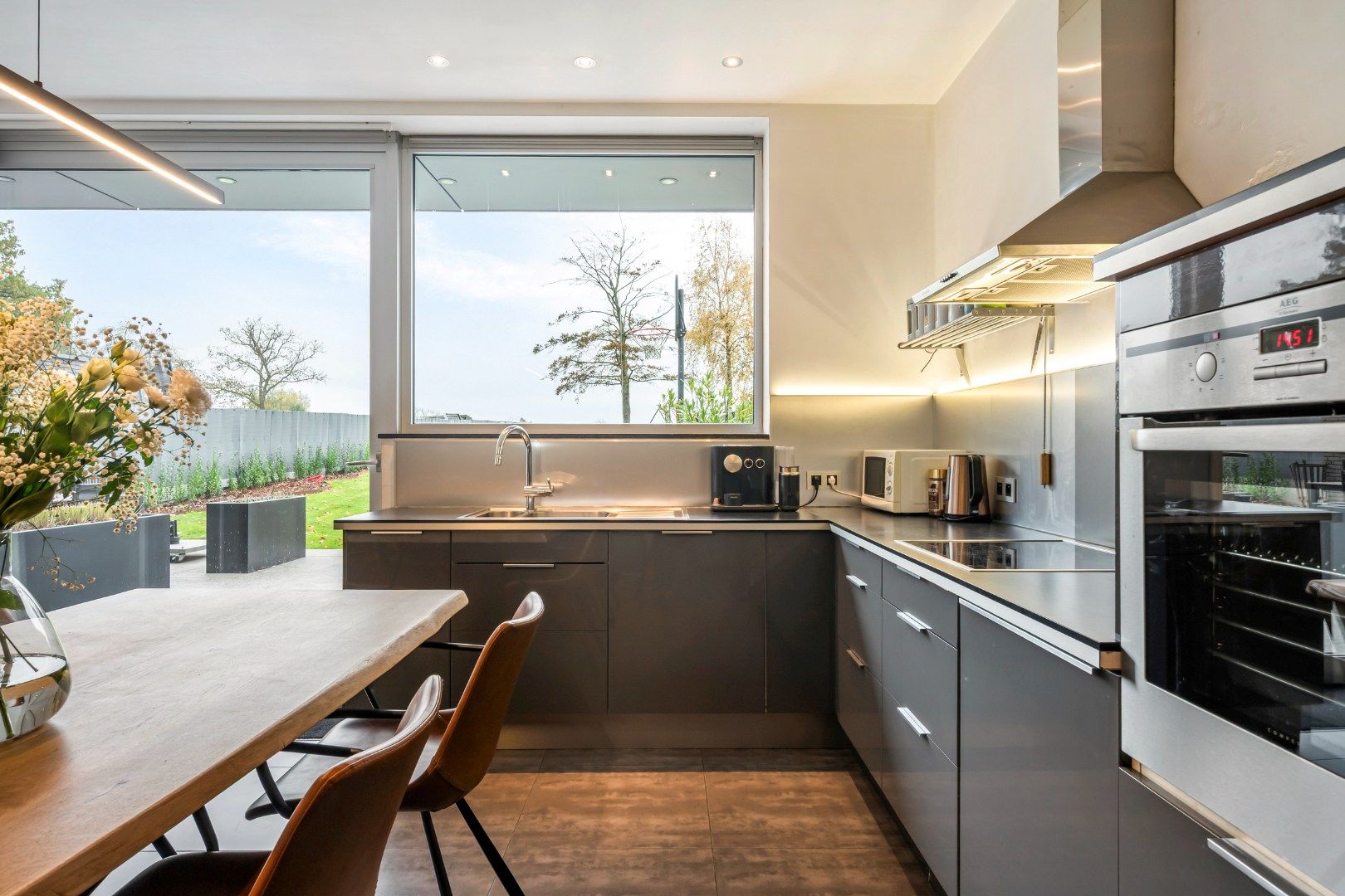 Instapklare halfopen woning met 4 slaapkamers, garage en zonnige tuin in Moorslede foto 3