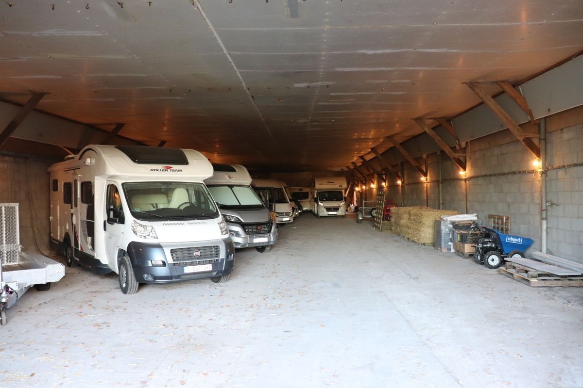 Hoeve met woning, ruime stallen en aanpalende grond te koop te Stekene. foto 11