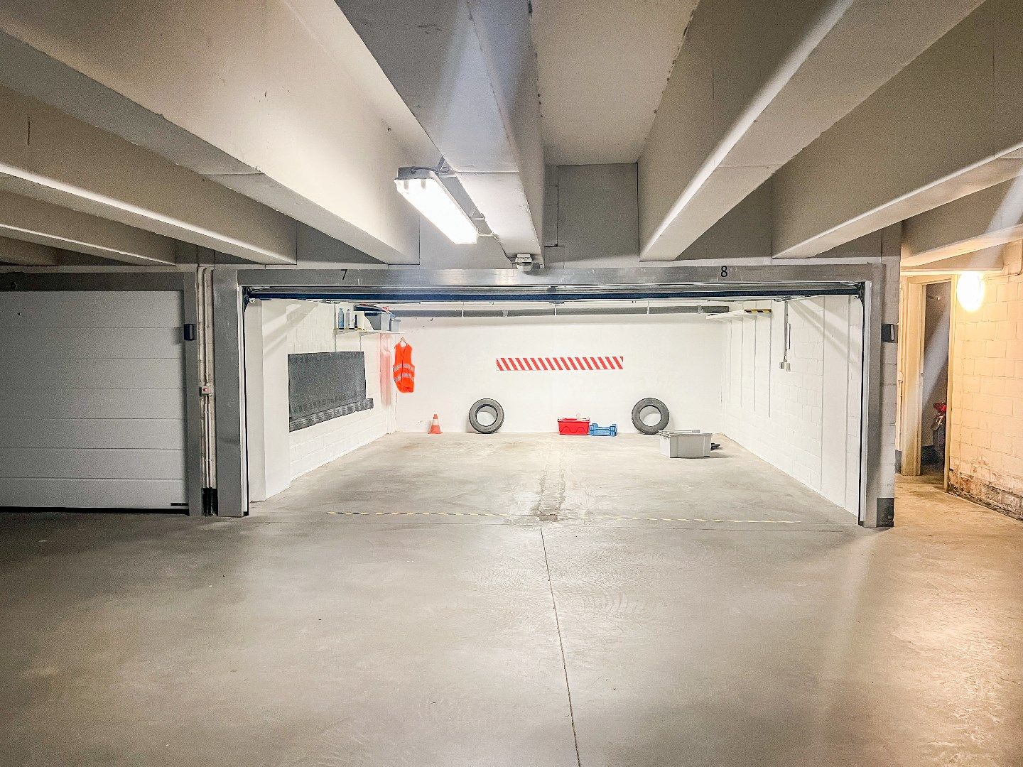 Dubbele garagebox met automatische poort gelegen op van de Kustlaan tussen het Driehoeksplein en het Albertplein.  foto 3
