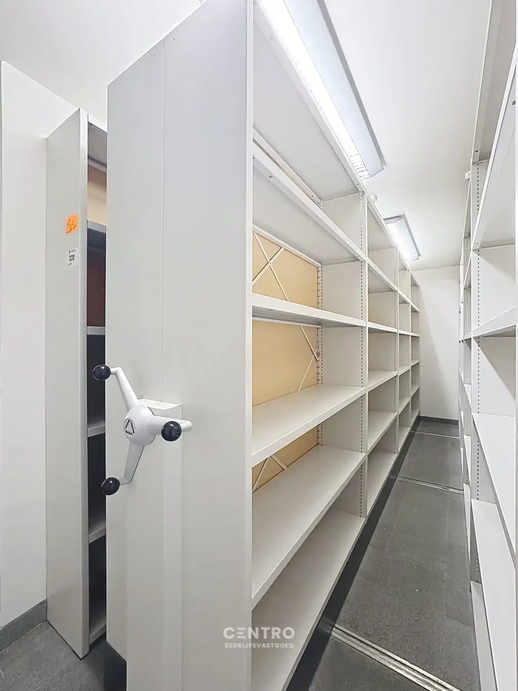 Modern KANTOORRUIMTE te HUUR met ruime parkeergelegenheid voor de deur. Op toplocatie in Oostkamp! foto 7