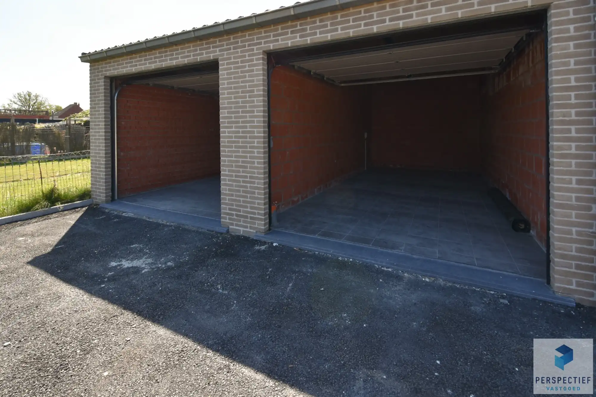 RUIME garagebox met automatische poort foto 2