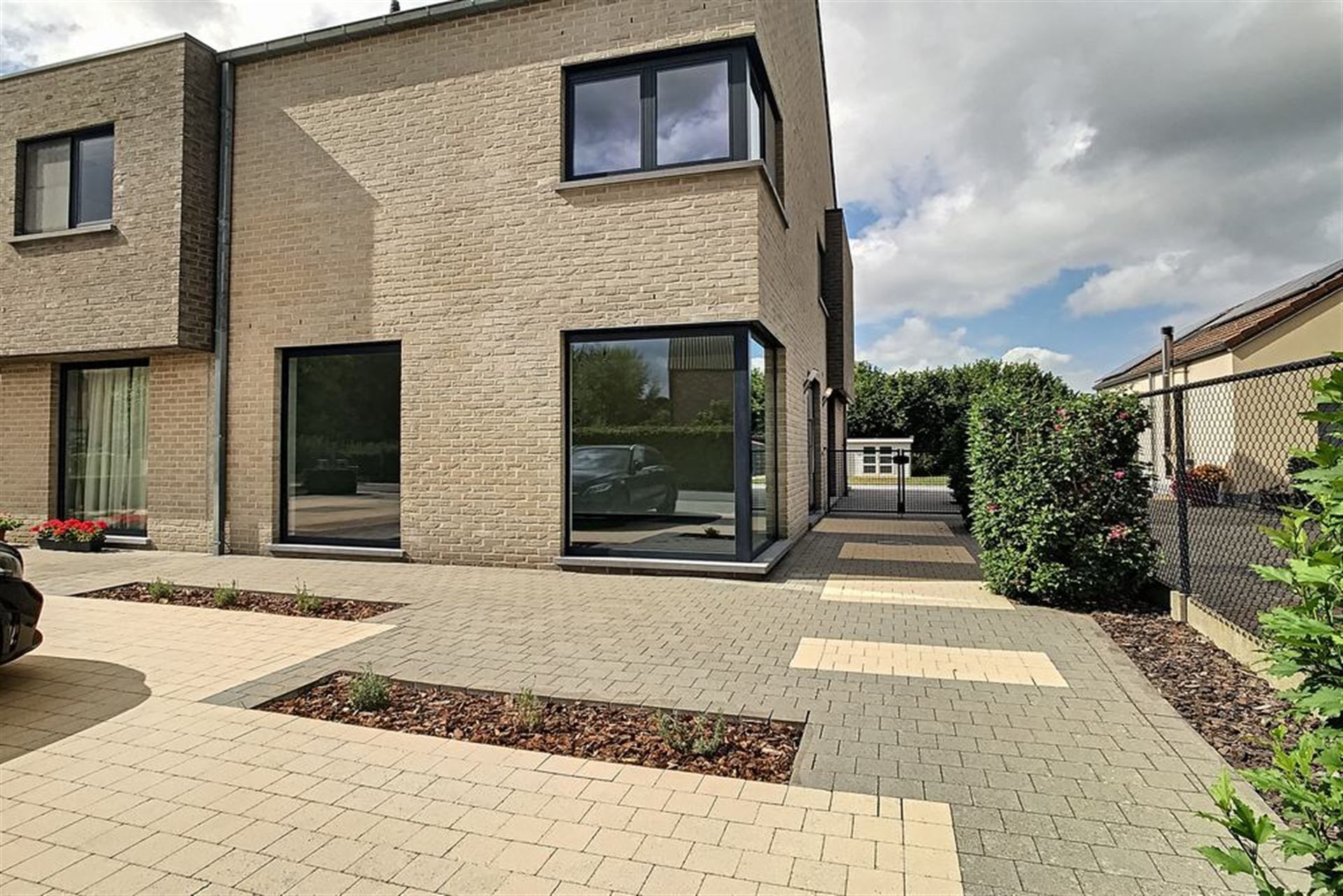 Moderne Halfopen Bebouwing met 5 Slaapkamers  foto 2