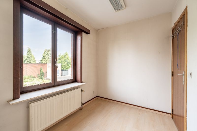 Op te knappen appartement met 3 slpks en afgesloten garage. foto 13