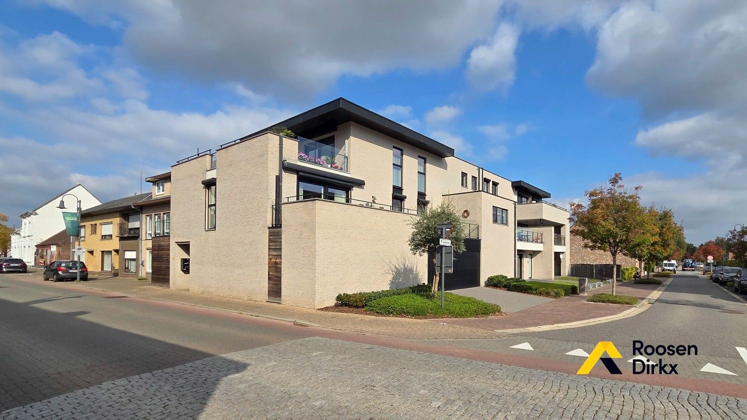 Ruim en kwalitatief appartement met 2 sk's, groot terras, parkeerplaats, berging. foto 3