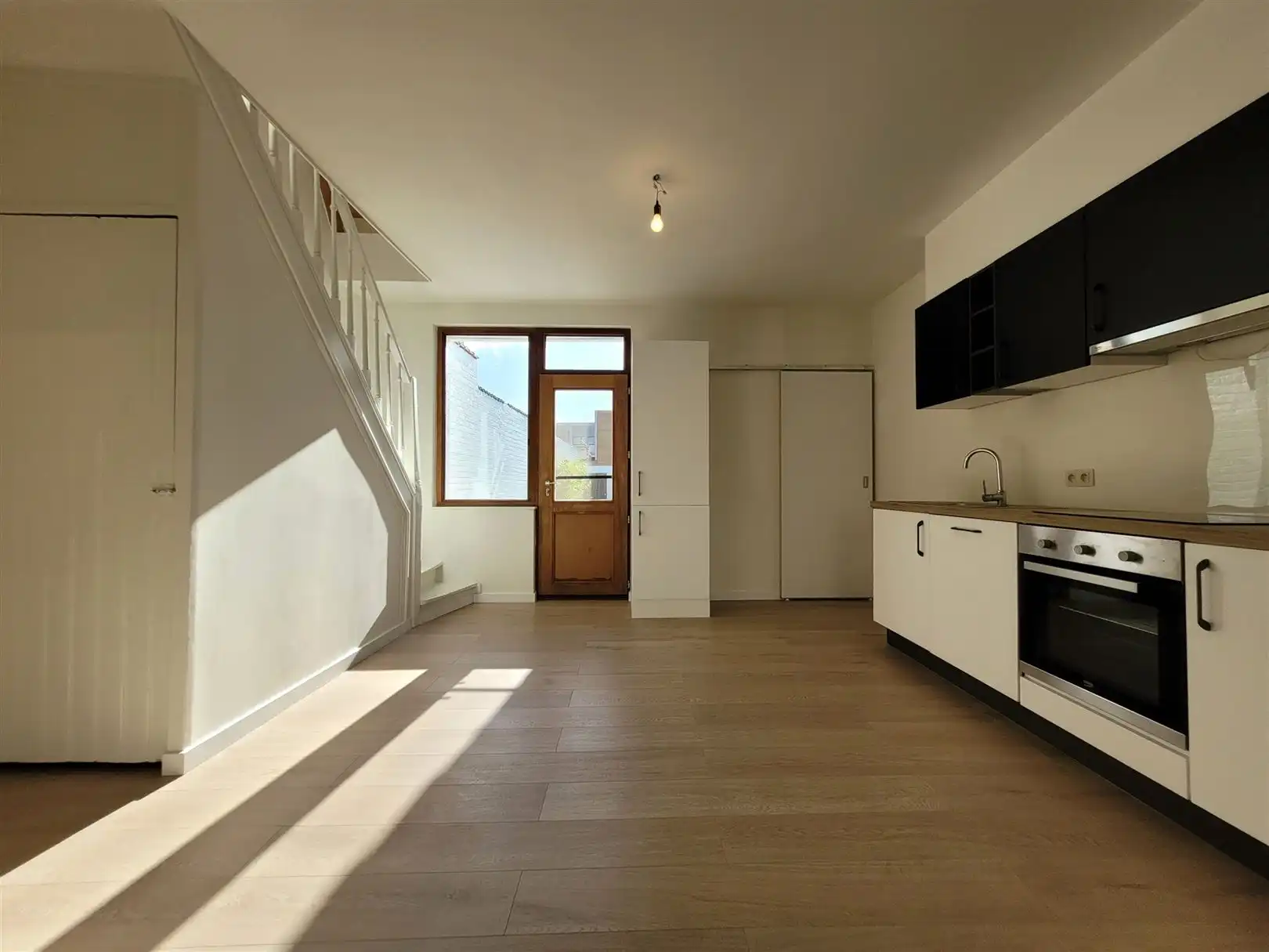 Gerenoveerde woning met zonnige tuin foto 7