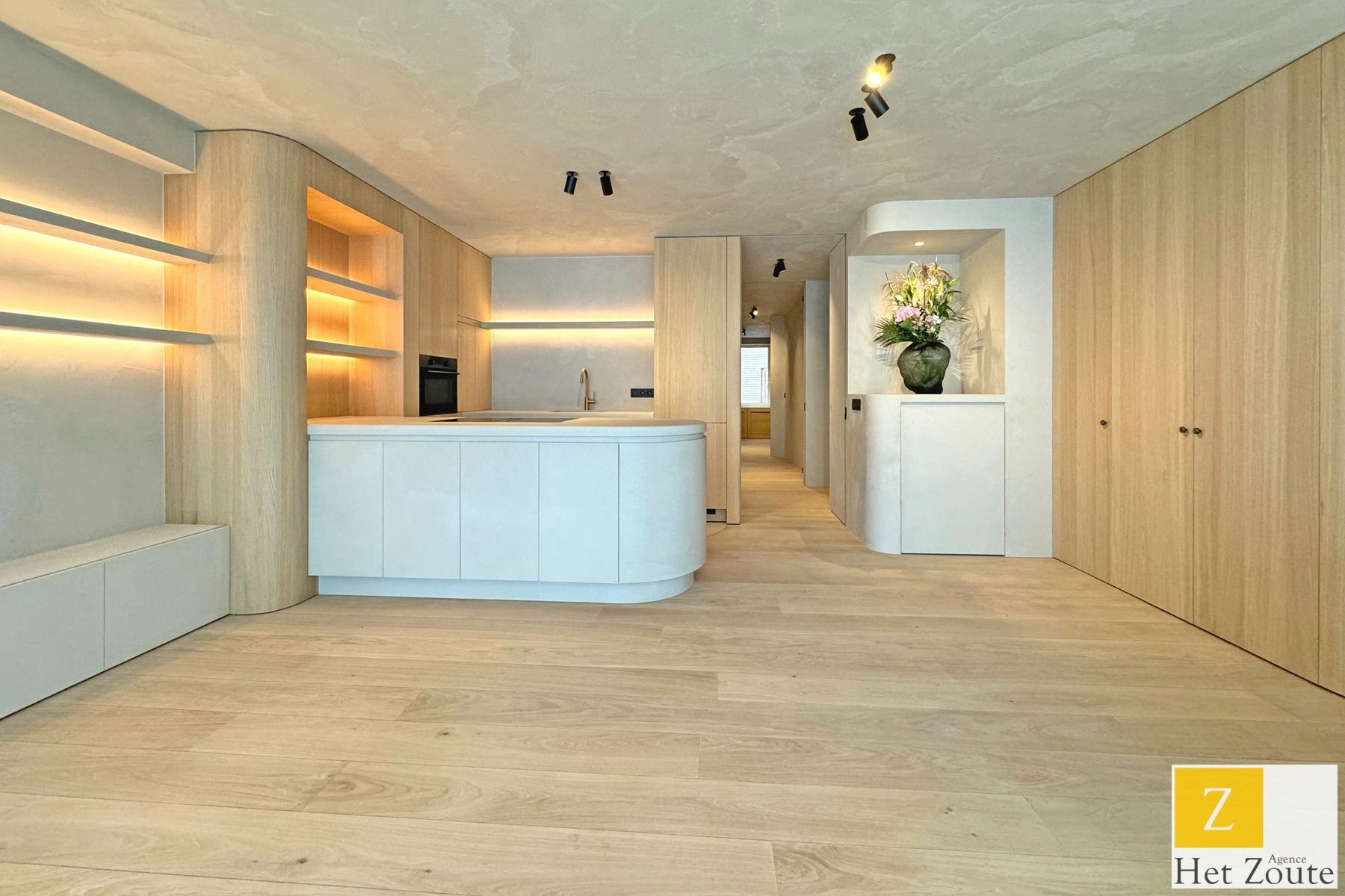 Luxueus gerenoveerd appartement op 30m van zee in Het Zoute foto {{pictureIndex}}