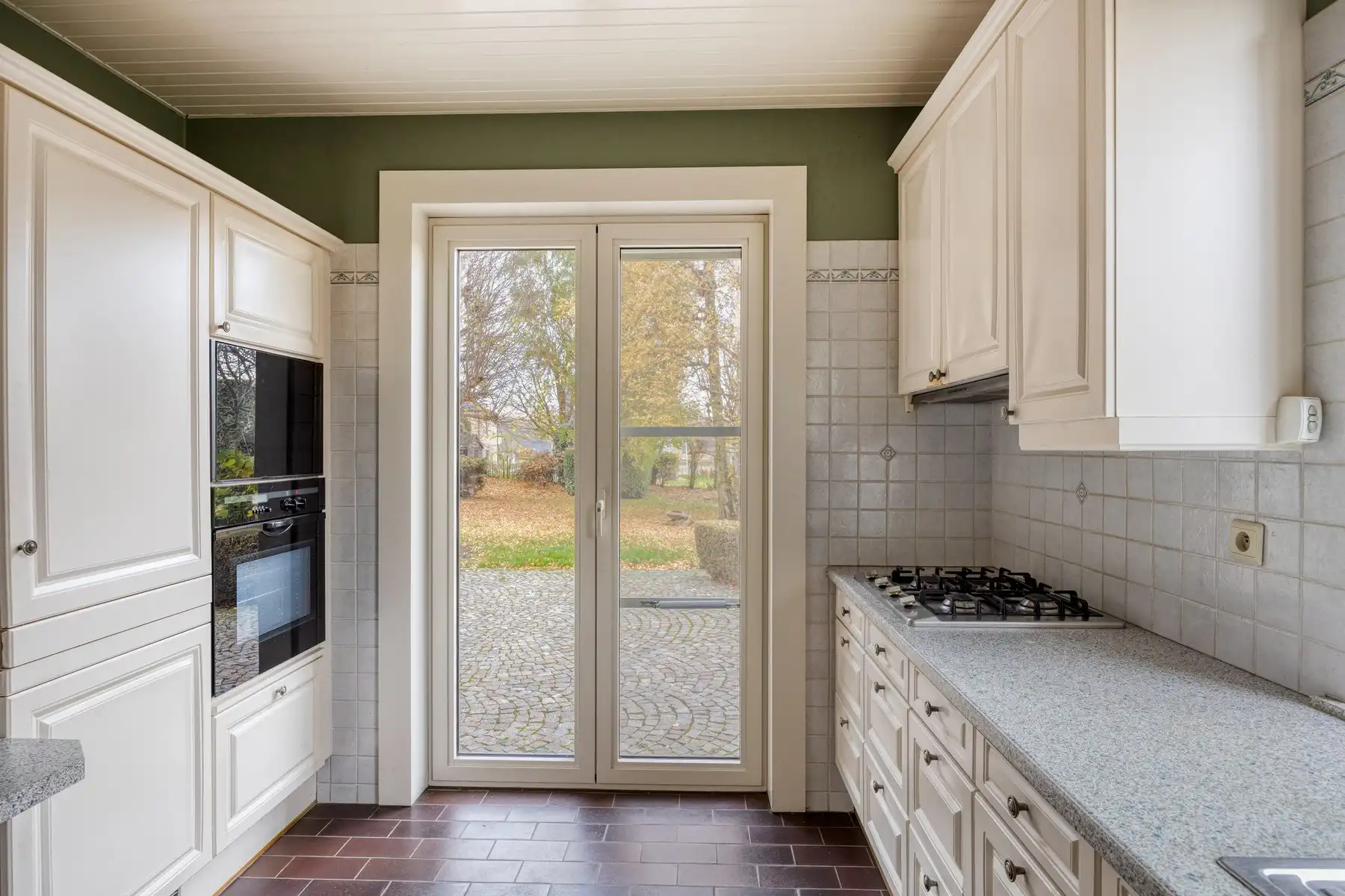 Gezinswoning met 6 slaapkamers op een perceel van 12a foto 9