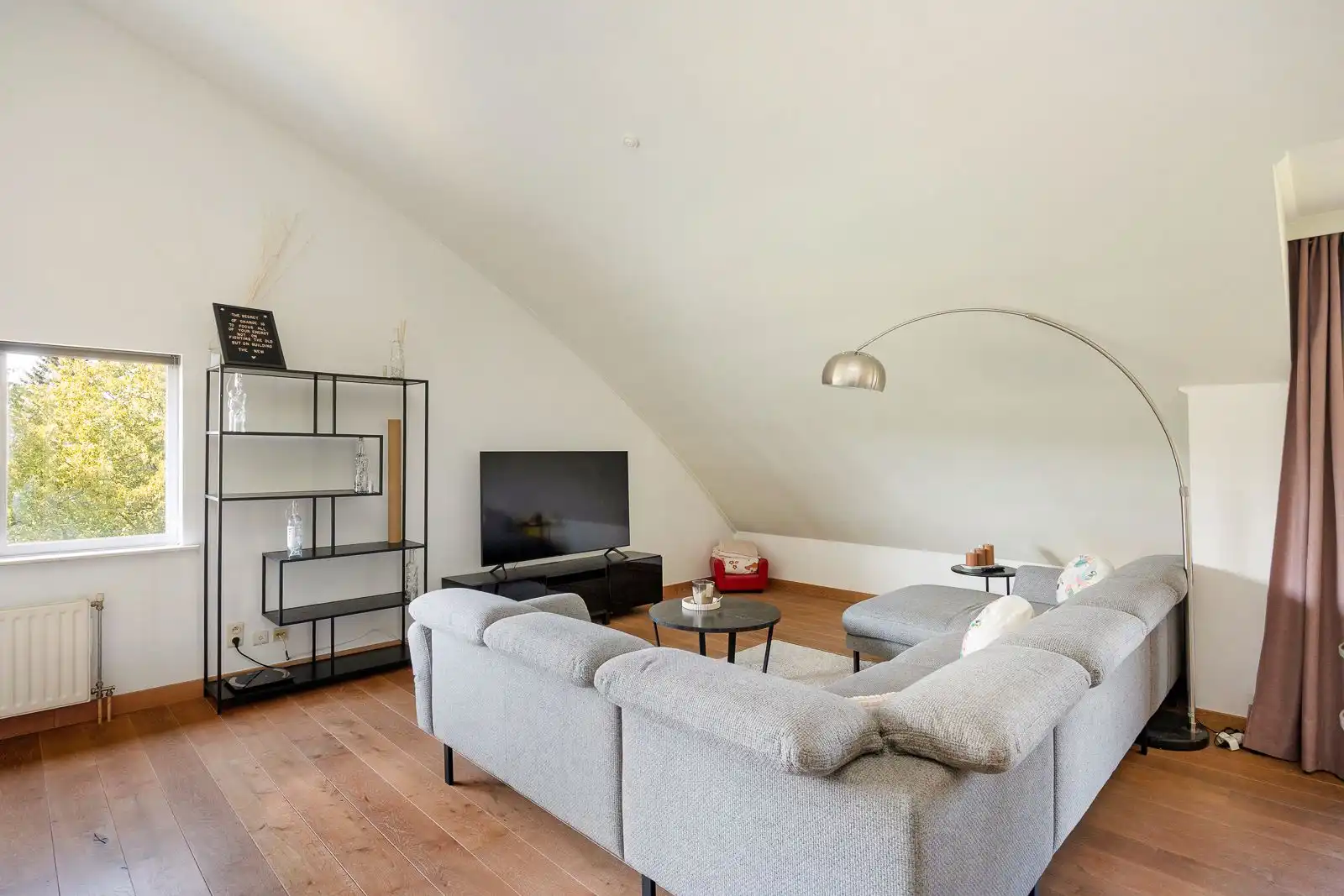 Lichtrijk appartement met terras en 3 staanplaatsen in Brasschaat. foto 5