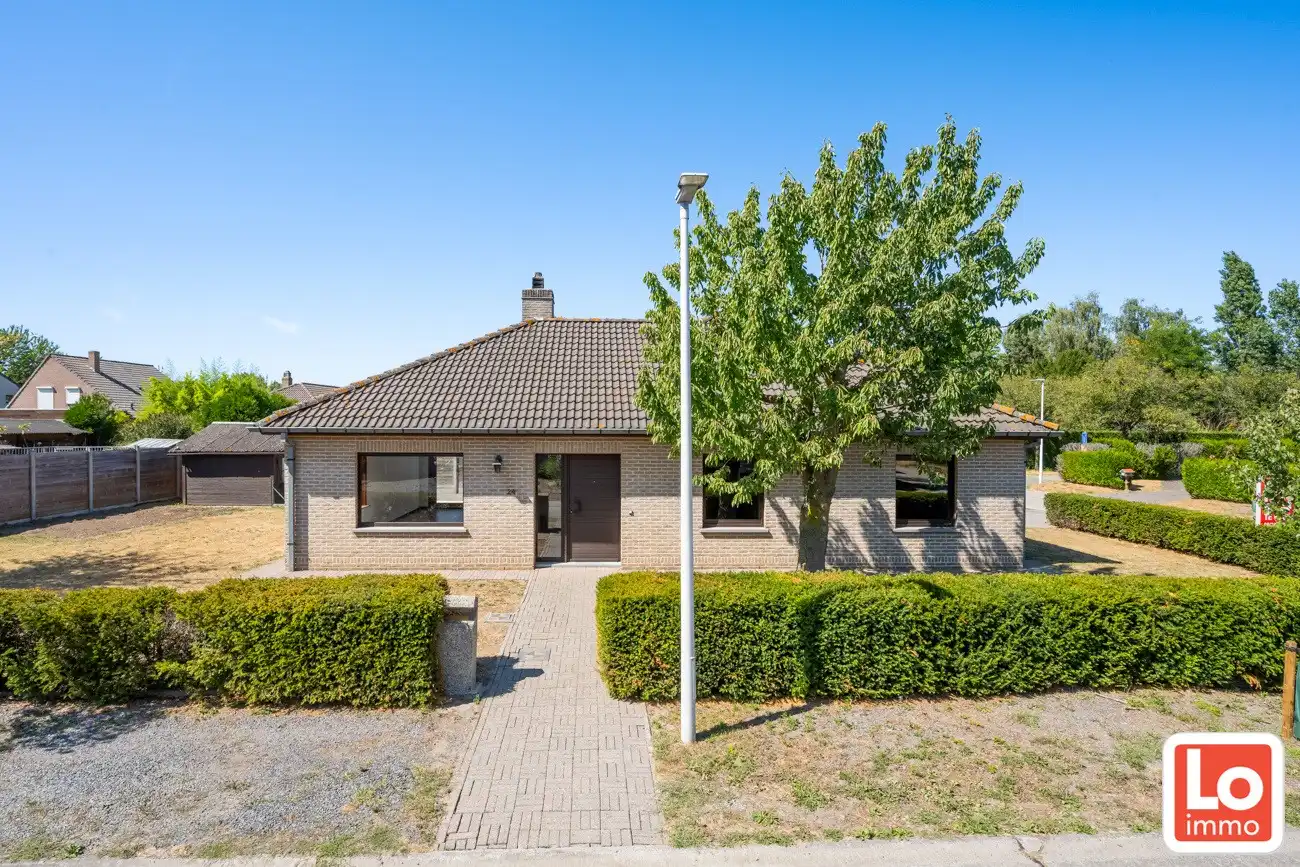 Gelijkvloerse open woning met dubbele inpandige garage en zonnige tuin op een toplocatie nabij het centrum van Lochristi! foto 2