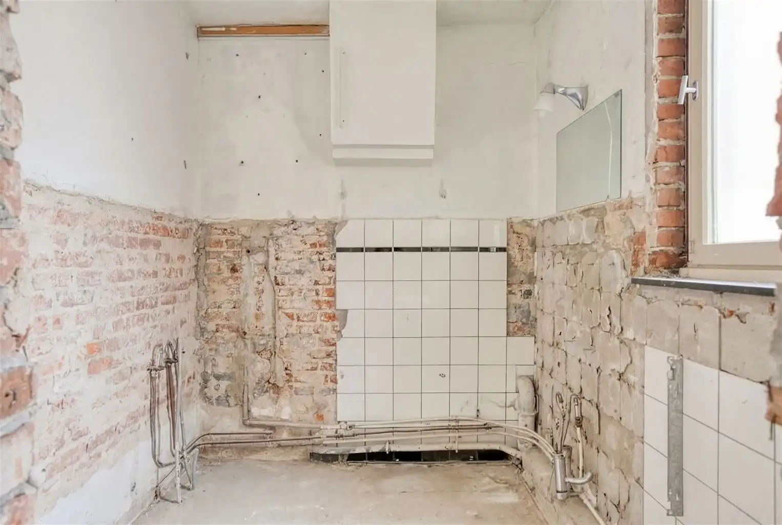 Te renoveren hoekwoning met tal van mogelijkheden, gelegen op een absolute toplocatie in het hart van het historisch stadscentrum van Bree.  foto 19