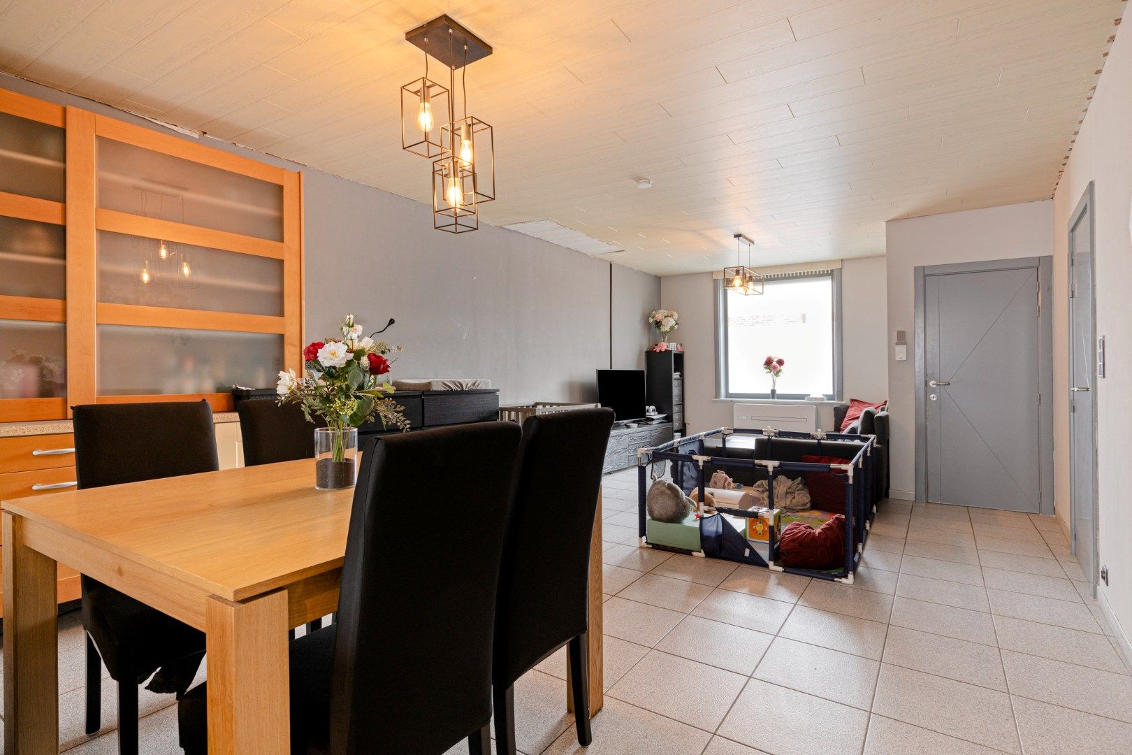 Verrassend ruime woning met 5 slaapkamers en bureau! foto 3