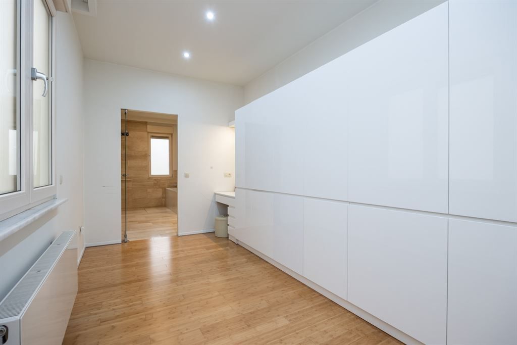 Energiezuinig gerenoveerde woning met garage foto 12