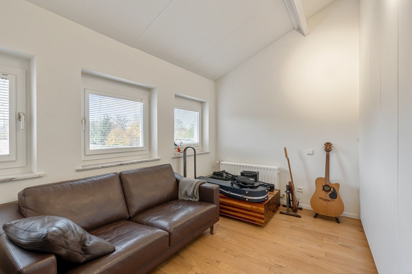 Verrassende villa met luchtig interieur en grote tuin foto 19